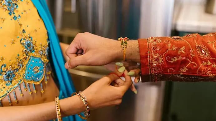 रक्षाबंधन भाई-बहन के अटूट प्रेम का त्योहार है। इस दिन बहनें अपने भाई की कलाई पर रक्षा सूत्र यानी राखी बांधकर रक्षा का वचन लेती हैं। भाई भी अपनी बहन की जीवन भर रक्षा करने का वचन देते हैं, लेकिन क्या आप जानते हैं कि रक्षाबंधन की शुरुआत कब हुई? इसका क्या महत्व है?