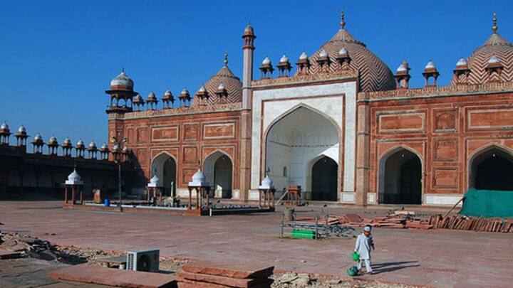 मुगलों ने पहले सिकंदर लोदी ने 1504 में आगरा को अपनी राजधानी बनाया था, इस वजह से यह पहले से ही सैन्य और प्रशासनिक केंद्र के रूप में विकसित हो चुका था. बाद में बाबर ने इसे और मजबूत किया था.