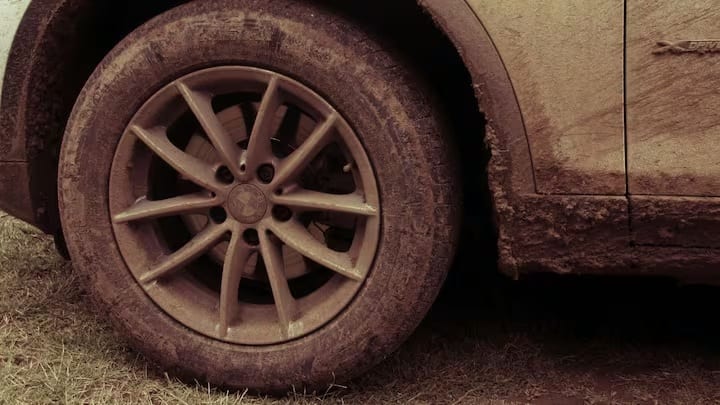 બજારમાં ઘણા પ્રકારના ટાયર આવી ગયા છે, છતાં આજે આપણે એરલેસ ટાયર વિશે વાત કરીશું. એરલેસ ટાયરોમાં ટાયર પંચર થવાનું જોખમ નથી કારણ કે તે હવાથી ભરેલા નથી. પરંપરાગત ટાયર હવાના દબાણ પર આધાર રાખે છે જે કોઈ તીક્ષ્ણ વસ્તુ તેને વીંધે ત્યારે બહાર નીકળી જાય છે. પરંતુ એરલેસ ટાયરથી આ સમસ્યા ઊભી થશે નહીં. ચાલો જાણીએ આ એરલેસ ટાયર અને તેમની વિશેષતાઓ વિશે.