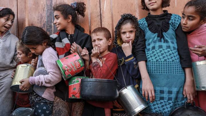 रॉयटर्स की 24 जुलाई की एक रिपोर्ट बताती है कि अप्रैल से लेकर जुलाई के मध्य तक 20 हजार से ज्यादा बच्चों को गंभीर कुपोषण की स्थिति में अस्पताल में भर्ती कराया था. रिपोर्ट के मुताबिक ऐसे बताया गया है कि गाजा में जो प्रतिबंध लगाए गए हैं, उस वजह से वहां पर भुखमरी चल रही है.