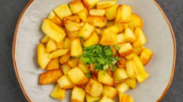अगर आपका भाई चटपटा खाने का शौकीन है तो इस थाली में आप चटपटी आलू चाट भी एड कर सकती हैं. इसको बनाना भी काफी आसान होता है. इसके लिए उबले हुए आलू को चाट मसाला, नींबू रस, धनिया और प्याज के साथ मिलाएं. यह एक झटपट बनने वाली डिश है जो हर उम्र के लोगों को पसंद आती है.