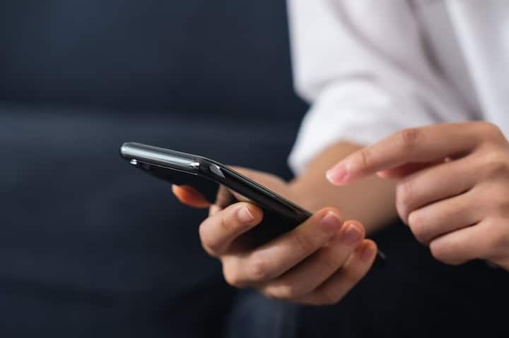 WhatsApp, Meta आणि OpenAI यांनी कंबोडियामधील घोटाळा केंद्राशी संबंधित स्कॅम्स थांबवले. ChatGPT वापरून बनावट मेसेज तयार करण्यात आले होते, ज्यातून Telegram आणि TikTok प्लॅटफॉर्मवर लोकांना आकर्षित केलं जात होतं. यातून नंतर क्रिप्टो इन्व्हेस्टमेंटसाठी लोकांना पैसे भरायला लावले जात होते.