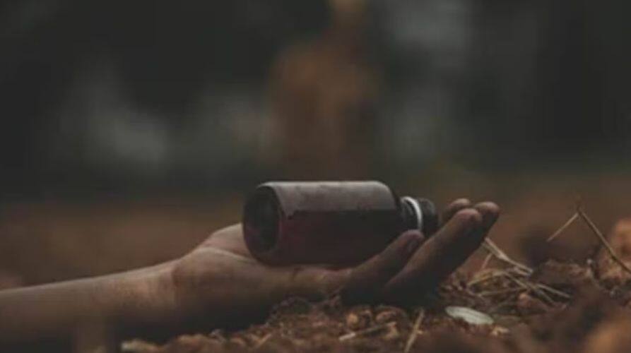 Shocking News: ਨੌਜਵਾਨ ਨੇ ਚਾਚੀ ਦੇ ਪਿਆਰ 'ਚ ਖਾਦਾ ਜ਼ਹਿਰ, ਮਰਨ ਤੋਂ ਪਹਿਲਾਂ ਬੋਲਿਆ- 'ਅਗਲੇ ਜਨਮ 'ਚ ਮੇਰੀ ਪਤਨੀ ਬਣਨ ਤੋਂ ਕੋਈ ਨਹੀਂ ਰੋਕ ਸਕਦਾ...' The young man poisoned his aunt's love, before dying he said - 'No one can stop me from becoming her wife in the next life...' Shocking News: ਨੌਜਵਾਨ ਨੇ ਚਾਚੀ ਦੇ ਪਿਆਰ 'ਚ ਖਾਦਾ ਜ਼ਹਿਰ, ਮਰਨ ਤੋਂ ਪਹਿਲਾਂ ਬੋਲਿਆ- 'ਅਗਲੇ ਜਨਮ 'ਚ ਮੇਰੀ ਪਤਨੀ ਬਣਨ ਤੋਂ ਕੋਈ ਨਹੀਂ ਰੋਕ ਸਕਦਾ...'