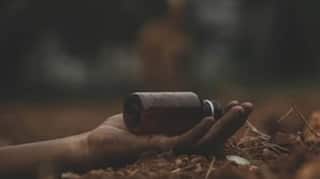 Shocking News: ਨੌਜਵਾਨ ਨੇ ਚਾਚੀ ਦੇ ਪਿਆਰ 'ਚ ਖਾਦਾ ਜ਼ਹਿਰ, ਮਰਨ ਤੋਂ ਪਹਿਲਾਂ ਬੋਲਿਆ- 'ਅਗਲੇ ਜਨਮ 'ਚ ਮੇਰੀ ਪਤਨੀ ਬਣਨ ਤੋਂ ਕੋਈ ਨਹੀਂ ਰੋਕ ਸਕਦਾ...'