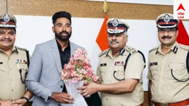 কিছুদিন আগেই তেলেঙ্গানা পুলিশ সিরাজকে ডিএসপি সাম্মানিক পদ দিয়েছে। ভারতীয় ক্রিকেটে অবদানের জন্য এই সম্মানে সম্মানিত হয়েছেন তারকা পেসার।