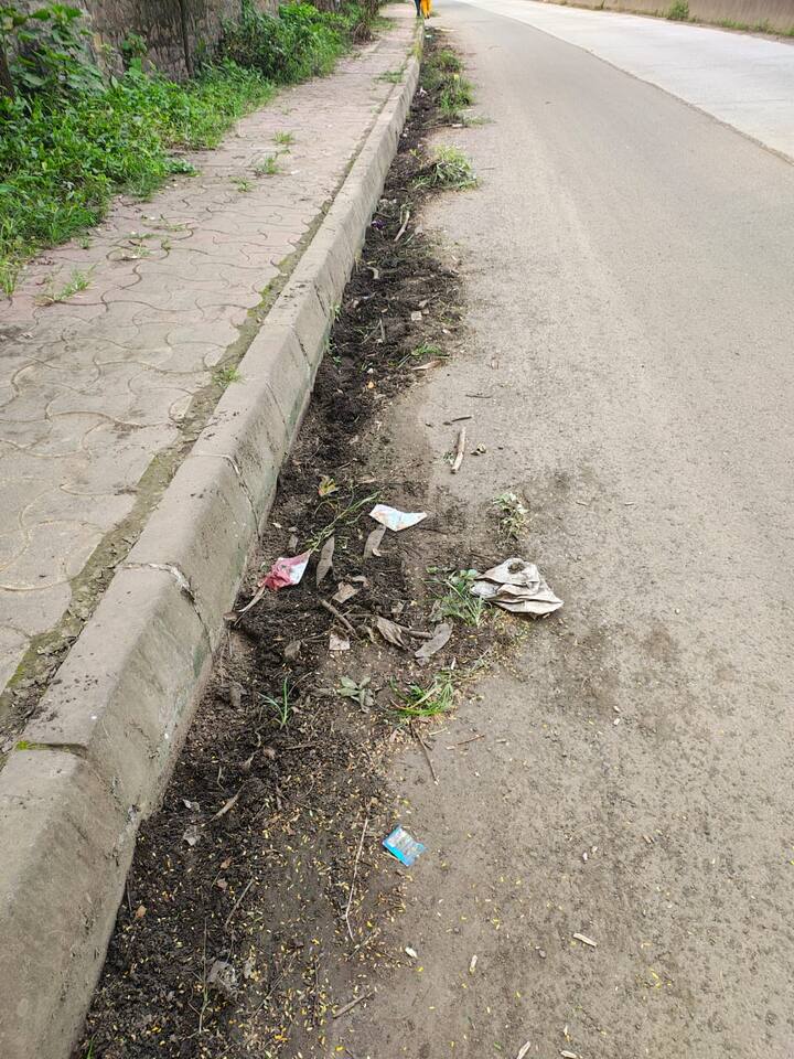 महावीर महाविद्यालयपासून ते सेंट झेवियर्स हायस्कुल मार्गावर फुटपाथ स्वच्छता करण्यात आली, पण कचरा अजूनही पडून आहे.