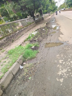Kolhapur Municipal Corporation: तुंबलेला कारभार! 'उकिरडा' झालेल्या फुटपाथ स्वच्छतेसाठी कोल्हापूर मनपाला मुहूर्त सापडला, पण काढलेला कचरा फुटपाथवरच तुंबवून ठेवला