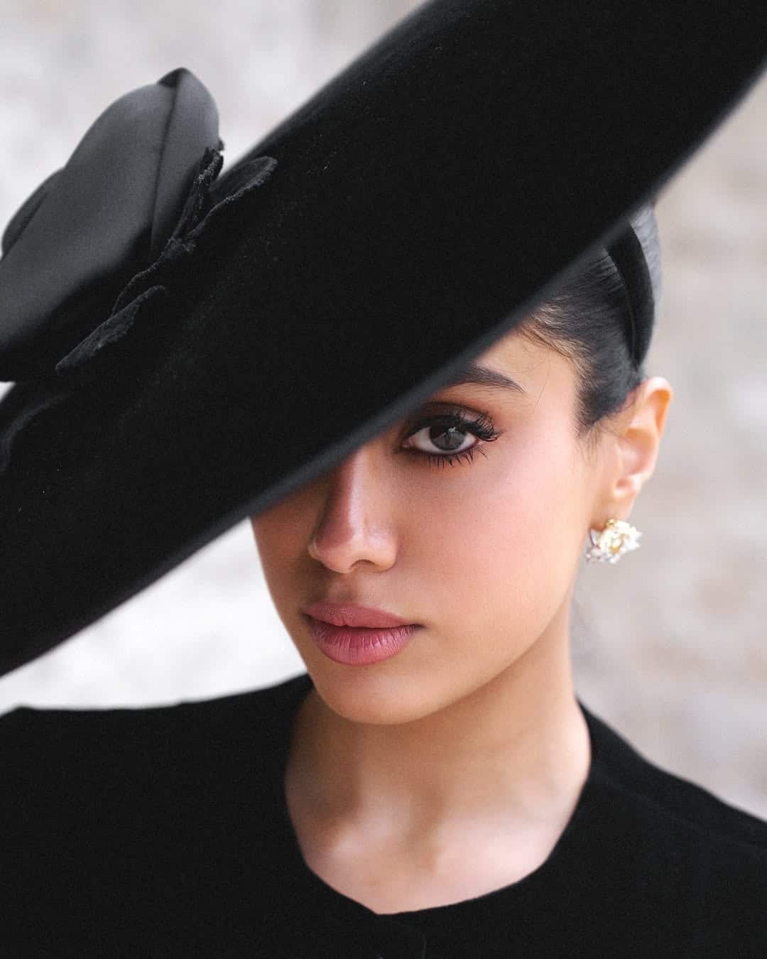 Jahnavi, daughter of late actress Sridevi and Boney Kapoor, started her acting career with the film 'Dhadak'. His first film was also a hit. After this, the actress has worked in many magnificent films so far.