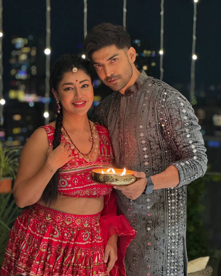 'पति पत्नी और पंगा' के शो में गुरमीत ने देबिना के अजीबोगरीब हरकत का जिक्र किया. उन्होंने बताया कि देबिना की टॉयलेट में बैठकर कॉफी पीने की अजीब सी आदत है. ये बात सुनकर ऑडियंस काफी शॉक्ड हुए. इसके बाद देबिना ने भी अपने पति के बारे में कई दिलचस्प बातें बताई.