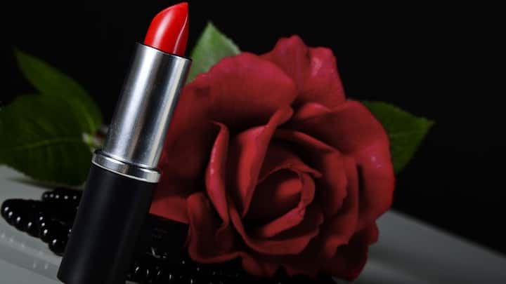 লিপস্টিকের মধ্যে কিছু বিষময় উপাদান মিশে থাকলে তা আপনার স্বাস্থ্যে ঝুঁকি বাড়িয়ে তুলবে অজান্তেই। এই তালিকায় প্রথমেই রয়েছে প্যারাবেন।