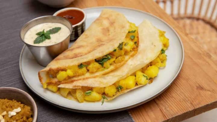 इस राखी स्पेशल थाली को हेल्दी बनाने के लिए आप इसमें रोटी, पूरी के अलावा मूंग दाल का चीला एड कर सकती है. इसको बनाने के लिए मूंग दाल को भिगोकर पीस लें और उसमें हल्का नमक, अदरक, हरी मिर्च डालें और तवे पर हल्का सा घी लगाकर सेंक लें. यह हल्का और हेल्दी होता है जो टेस्टी भी है.