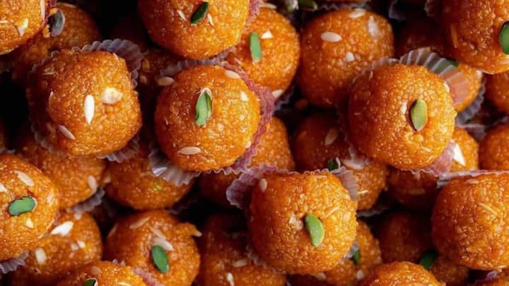 लास्ट में आप कुछ स्वीट डिश और एड करना चाहती हैं तो सूखे मेवे बने हेल्दी लड्डू इस थाली में रख सकती हैं. इन लड्डू को बनाने के लिए खजूर, काजू, बादाम, अलसी, तिल और चिया सीड्स सभी चीज शामिल कर सकते हैं. लड्डू शुद्ध घी और इलायची भी एड करें. साथ ही आप इन्हें प्यारे से बॉक्स में पैक करके गिफ्ट के तौर पर भी दे सकती हैं.