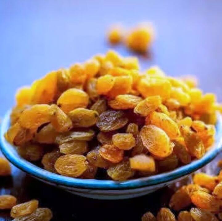 भिजवलेले मनुका (किसमिस): रात्री 8-10 मनुका पाण्यात भिजत ठेवा आणि सकाळी ते पाणी प्या आणि मनुका खा. हे नैसर्गिक रेचक म्हणून काम करतं.