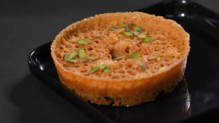 कई बार भाई को खीर नहीं पसंद होती तो साथ में आप घेवर का ऑप्शन रखें. इस त्यौहार पर घेवर हर किसी का फेवरेट होता है तो आप भी झटपट ब्रेड घेवर बनाकर रख लें इस थाली को और भी टेस्टी बनाने के लिए तो आप भी झटपट ब्रेड घेवर बनाकर रख लें. ब्रेड को घेवर स्टाइल में काटकर घी में तल लें, फिर इसे चाशनी में डुबोकर ऊपर से रबड़ी डालें, सर्व करने से पहले फ्रिज में रखें और ड्राई फ्रूट से सजाएं, यह एक नया लेकिन ट्रेडिशनल मिठाई जैसा टेस्ट देता है.