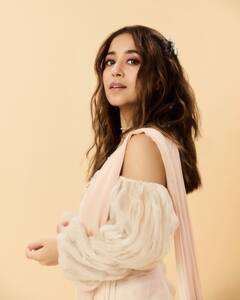 44 की श्वेता तिवारी या 40 की श्वेता त्रिपाठी... दोनों में से कौन हैं ग्लैमर की क्वीन, किसके फैशन सेंस ने जीता आपका दिल?