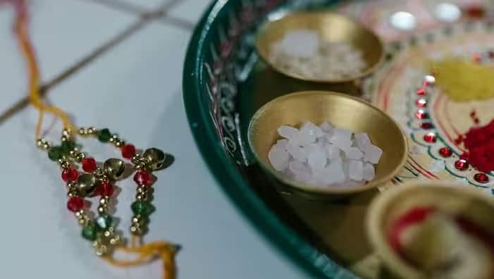 रक्षाबंधन श्रावण मास की पूर्णिमा को मनाया जाता है। इस बार रक्षाबंधन 9 अगस्त यानी शनिवार को है। राखी बाँधने का शुभ मुहूर्त 9 अगस्त को सुबह 5:47 बजे से दोपहर 1:24 बजे तक है। इसके बाद पूर्णिमा समाप्त हो जाएगी।
