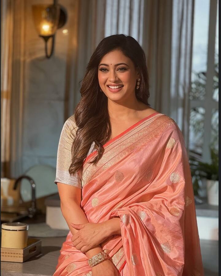 Now talk about Shweta Tiwari's age is 44 years. Even today, she beats many young actresses with her fitness. Today everyone is a admirer of their beauty and glamorous style.