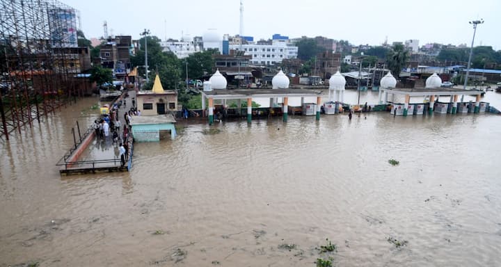इसके साथ ही दीघा घाट पर जिला प्रशाशन ने हेल्थ कैम्प लगाया गया है. स्थानीय विधायक संजीव चौरसिया पूरे मामले पर नजर बनाते दिखे बाढ़ पीड़ितों के मवेशियों को रखने और खाने की व्यवस्था की गई है.
