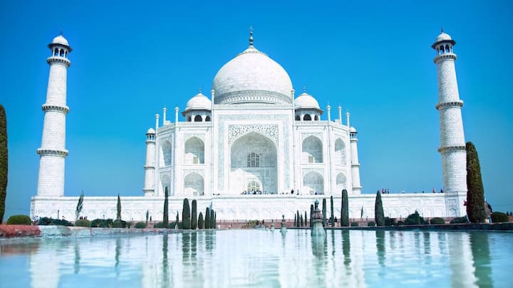 इतिहासकारों का मानना है कि मुगलों के द्वारा आगरा को अपने साम्राज्य का केंद्र बनाए जाने के पीछे कई एतिहासिक, रणनीतिक और भौगोलिक कारण थे.