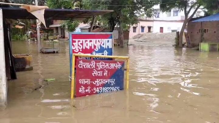 नेता प्रतिपक्ष तेजस्वी यादव का क्षेत्र राघोपुर के कई इलाके जलमग्न हैं. थाना में चढ़ा 4 फीट पानी है. राघोपुर के कई गांव में रास्ते पूरी तरह बंद हो गए हैं. थाना प्रभारी ने फोन पर बताया कि अभी तक नाव की व्यवस्था नहीं की गई है.