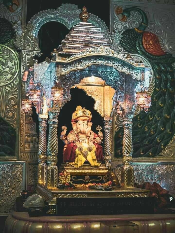 तांबडी जोगेश्वरी देवी ही पुण्याची स्थानिक कुलस्वामिनी (ग्रामदेवता) मानली जाते. मंदिराचा इतिहास १२व्या शतकातील असल्याचे मानले जाते.देवीच्या बाजूलाच गणपतीची प्राचीन मूर्ती आहे आणि या गणपतीला सार्वजनिक गणेशोत्सवात दुसरा मान दिला जातो.