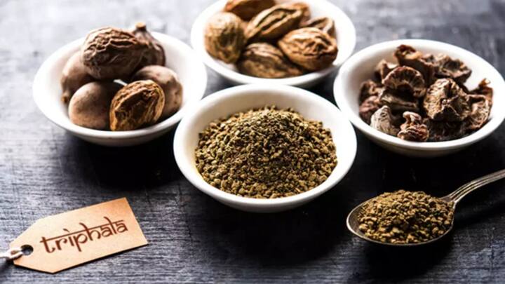 त्रिफळा चूर्ण: रात्री झोपण्यापूर्वी कोमट पाण्यात अर्धा चमचा त्रिफळा चूर्ण घेणं हे फार प्रभावी घरगुती औषध आहे.