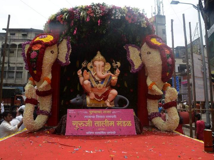 गुरुजी तलमंडळचा गणपती हा शांत, तेजस्वी आणि पारंपरिक रूपात असतो. मूर्तीमध्ये पारंपरिक पुणेरी सौंदर्य, गणेशशोभा, आणि भक्तिभाव स्पष्ट दिसतो. प्रत्येक वर्षी सामाजिक संदेश देणारी आरास आणि मूर्तीचे सादरीकरण हे या मंडळाची खासियत आहे.