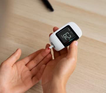 Diabetic neuropathy: If you have diabetes and feel irritation in the feet, it can be a sign of neuropathy. In this, the veins of the body gradually start to weaken. If not treated in time, it can do permanent harm.