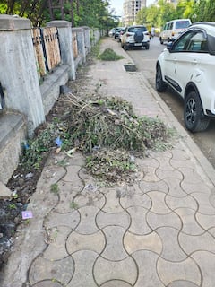 Kolhapur Municipal Corporation: तुंबलेला कारभार! 'उकिरडा' झालेल्या फुटपाथ स्वच्छतेसाठी कोल्हापूर मनपाला मुहूर्त सापडला, पण काढलेला कचरा फुटपाथवरच तुंबवून ठेवला