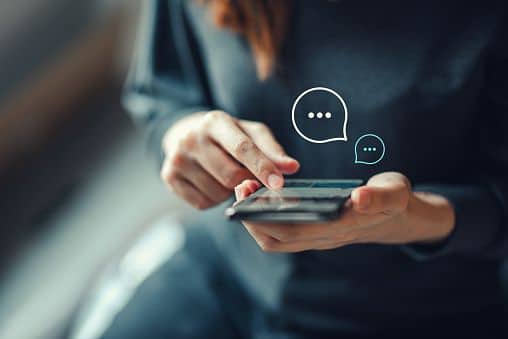 WhatsApp चं नवीन ग्रुप सेफ्टी फिचर ओळखीशिवाय जोडले गेलेल्यांना ग्रुपबद्दल माहिती देतो. तुम्ही चॅट न पाहता ग्रुपमधून बाहेर पडू शकता. तुमची स्पष्ट इच्छा नसेल तोपर्यंत नोटिफिकेशन सायलंट राहते.