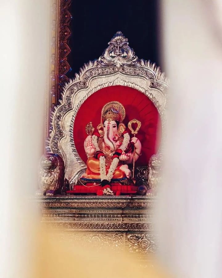 १८९३ साली लोकमान्य टिळकांनी सुरू केलेल्या सार्वजनिक गणेशोत्सव चळवळीत कसबा गणपतीला पहिल्या मानाचा गणपती म्हणून गौरवण्यात आले. आजही, पुण्यातील सार्वजनिक गणेशोत्सवात कसबा गणपतीची मूर्ती सर्वप्रथम विराजमान होते, आणि अनंत चतुर्दशीच्या मिरवणुकीत सर्वात आधी विसर्जनासाठी निघते.