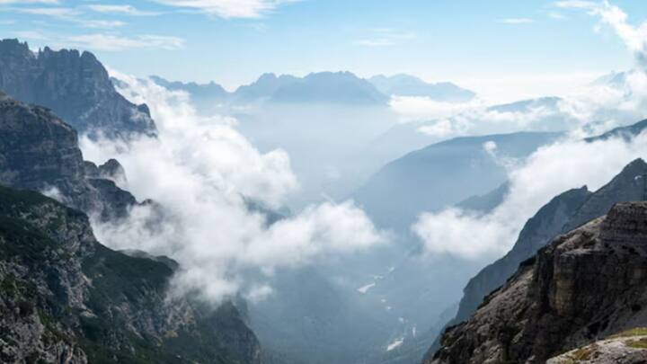 বোস ইনস্টিটিউটের অ্যাটমোস্ফিয়ারিক সায়েন্সেস বিভাগের গবেষকরা এই তথ্য তুলে ধরেছেন। তাঁরা জানিয়েছেন, সমতল থেকে যে দূষিত পদার্থ, বিষাক্ত ধাতব উপাদান মিশছে, মেঘের দল তা পূর্বের হিমালয় পার্বত্য অঞ্চল এবং পশ্চিমঘাট অঞ্চলে বয়ে নিয়ে যাচ্ছে।