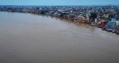 UP Flood: वाराणसी में उफान पर गंगा और वरुणा नदी, बाढ़ के बाद धर्मनगरी में तबाही, देखें तस्वीरें