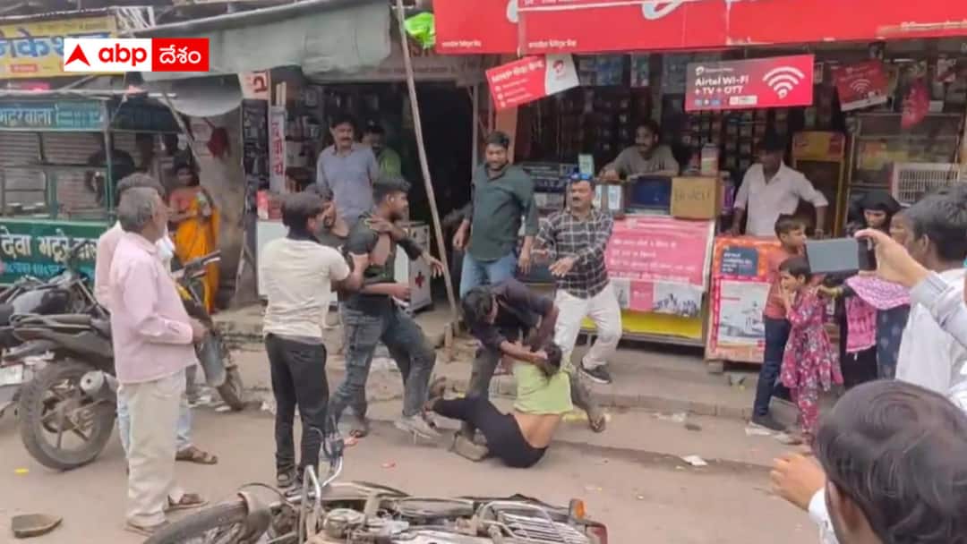 UP Broter caught his sister having tiffin with her lover and beat UP Hotel Fight Video: లవర్‌తో కలిసి ఛోలే భటూరే తింటున్న చెల్లి - అప్పుడే ఊడిపడిన అన్న - అబ్బో లైవ్ ఫైట్ సీన్