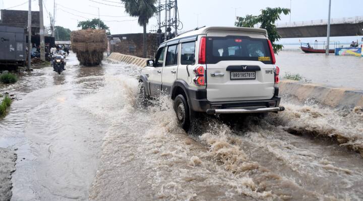 पटना के गांधी घाट पर 2016 में सबसे अधिक 50 मीटर 52 सेंटीमीटर रिकॉर्ड दर्ज किया गया था. बुधवार को गांधी घाट पर 50 मीटर 9 सेंटीमीटर दर्ज की गई है. अभी जलस्तर में बढ़ोतरी के संकेत हैं.