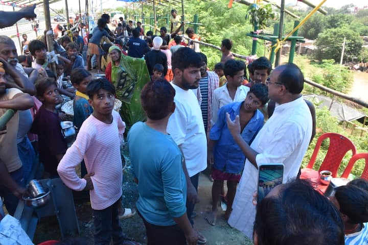 पटना के मरीन ड्राइव गंगा पथ पर कमन्यूटी किचेन की व्यवस्था की गई है. पटना जिले में 6 जगहों पर सामुदायिक किचन बनाया गया है,