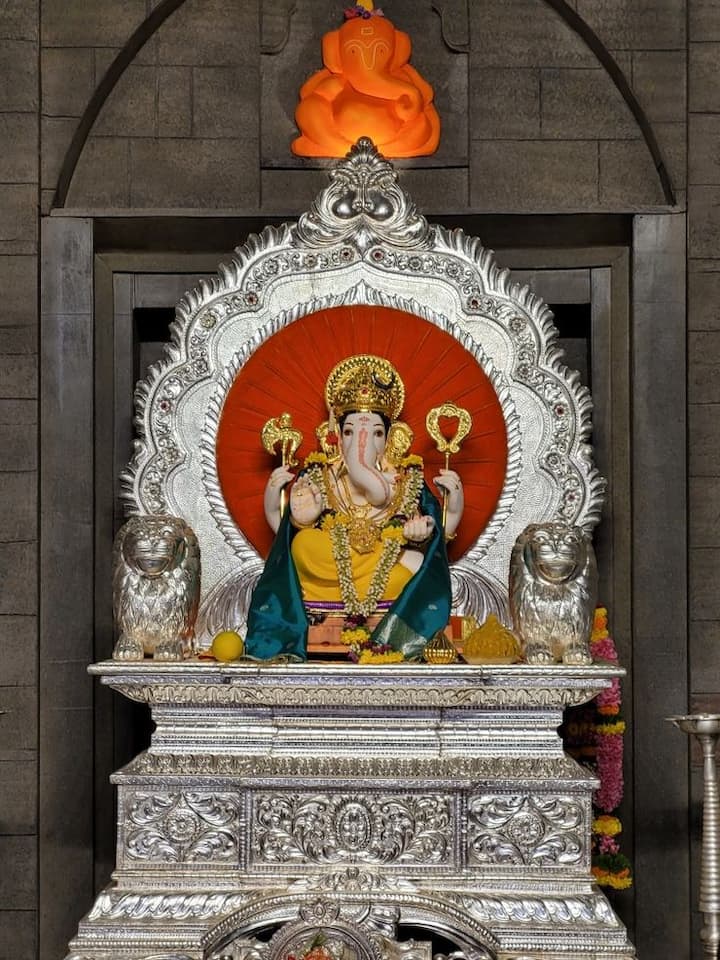 कसबा गणपती : कसबा गणपती हे पुणे शहराचे ग्रामदैवत आणि गणेशोत्सवातील पहिल्या मानाचा गणपती म्हणून प्रसिद्ध आहे. पुण्यातील धार्मिक, ऐतिहासिक आणि सांस्कृतिक वारशात कसबा गणपतीचे स्थान युनिक आहे. गणपती उत्सवाचे आगळेवेगळे वैभव अनुभवायचे असेल, तर कसबा गणपतीच्या दर्शनाला जायला हवेच.