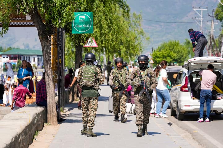 ये हादसा तब हुआ जब पर्यटक वादियों का आनंद ले रहे थे. इस हादसे में 26 लोगों की मौत हो गई, जिसने क्षेत्र में सुरक्षा व्यवस्था पर सवाल खड़े किए.