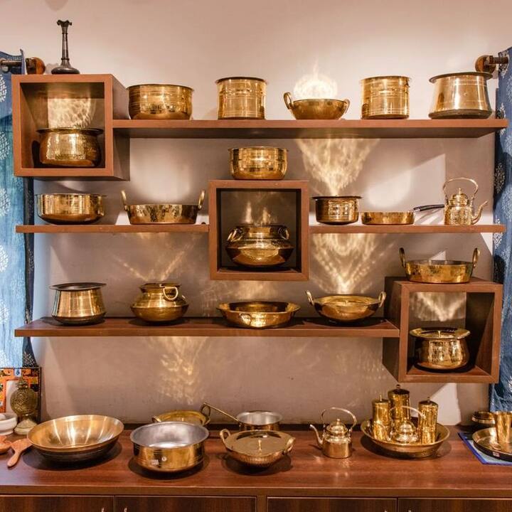 उष्टी भांडी : सकाळी उठून उष्टी भांडी पाहून नये त्यामुळे नकारत्मकता वाढते आणि आर्थिक स्थितीवर देखील परिणाम होतो.