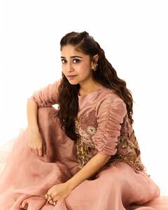 44 की श्वेता तिवारी या 40 की श्वेता त्रिपाठी... दोनों में से कौन हैं ग्लैमर की क्वीन, किसके फैशन सेंस ने जीता आपका दिल?