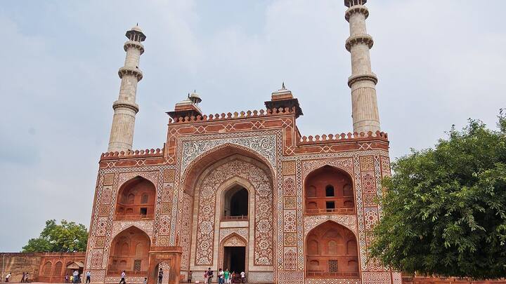 इतिहासकार मानते हैं कि आगरा की स्थिति उत्तर भारत के दोआब में होने के वजह से सैन्य और प्रशासनिक नियंत्रण के लिए आदर्श जगह थी. यमुना नदी की वजह से इसे प्राकृतिक सुरक्षा और जल संसाधन मिला था.