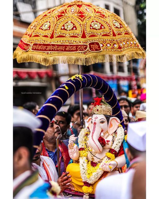 केसरी वाडा गणपतीची मूर्ती अत्यंत शांत, पारंपरिक आणि तेजस्वी आहे. मूर्तीची उंची इतर मानाच्या गणपतींपेक्षा तुलनेने लहान असते, परंतु तिच्या भाविकतेत आणि गौरवात कोणतीही कमी नाही. मूर्तीचे रूप दरवर्षी पारंपरिक ठेवले जाते, नव्या कलात्मकतेपेक्षा परंपरेला जपण्यावर भर असतो.