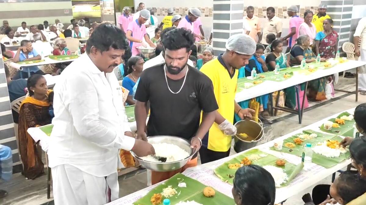 உங்களுடன் ஸ்டாலின்' முகாம்: மகளிர் உரிமைத் தொகைக்காக குவிந்த கூட்டம்! வடை, பாயசத்துடன் உபசரித்த திமுகவினர்