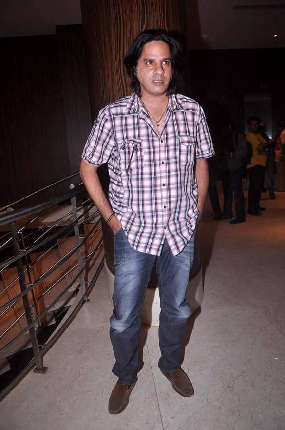 The first season of Bigg Boss aired in 2006. More than one participants were seen in it. The first winner title of the show was named by popular actor Rahul Roy. According to Live Hindustan, he got 1 crore rupees as Prize Money.