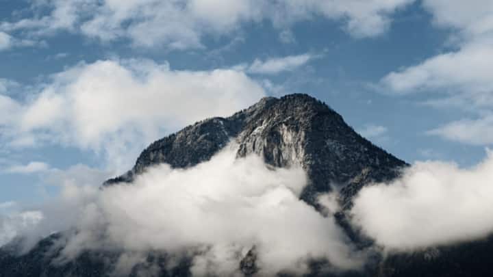 নিয়ম করে পাহাড়ে যেতে না পারলে চলে না। মনে মনেই অসুস্থ হয়ে পড়েন অনেকে। কিন্তু সেই পাহাড়ে বেড়াতে যাওয়াই ঝুঁকিপূর্ণ হয়ে উঠল। কারণ গবেষণায় দেখা গেল, মেঘে মেঘে বিষ জমেছে। উঁচু পাহাড় বা পার্বত্য এলাকায়, তার সংস্পর্শে এলে মারাত্মক ক্ষতি হতে পারে শরীরের। এমনকি ক্যান্সার পর্যন্ত হতে পারে।