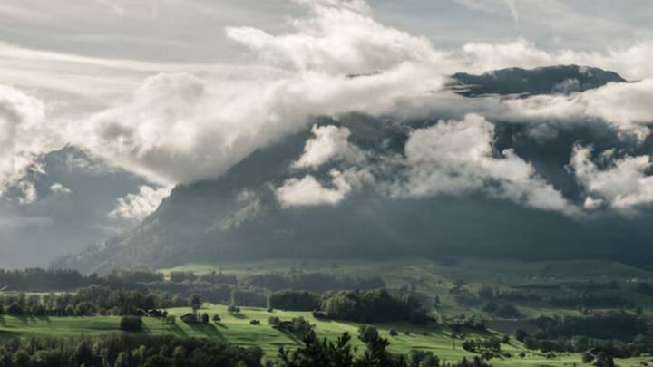 Toxic Clouds: পাহাড়-পর্বতে স্বাস্থ্যের ঝুঁকি বাড়ছে, বলছে সরকারি সংস্থারই রিপোর্ট। ছবি: ফ্রিপিক।