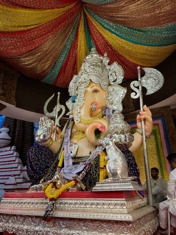 तुळशीबाग गणपती:  पुणे शहरातील सार्वजनिक गणेशोत्सव हा केवळ उत्सव नसून, एक सांस्कृतिक परंपरा आहे. या परंपरेत मानाच्या गणपतींना विशेष स्थान आहे. तुळशीबाग सार्वजनिक गणेशोत्सव मंडळाचा गणपती हा पुण्याचा चौथ्या मानाचा गणपती असून, देखाव्यांसाठी आणि मूर्तीच्या भव्यतेसाठी प्रसिद्ध आहे.