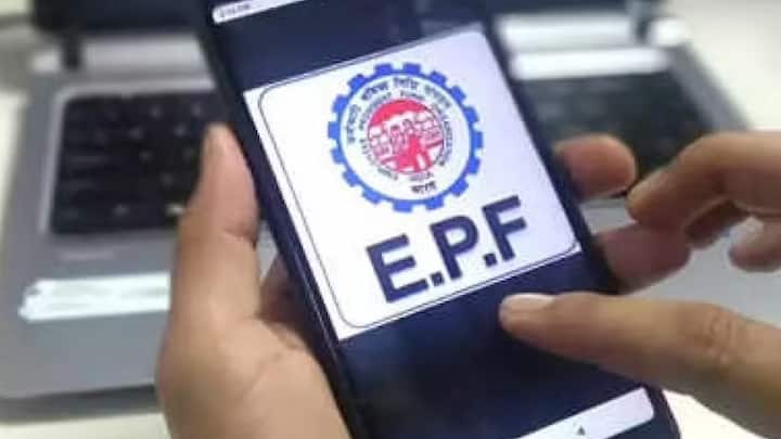 फॉर्म भरते समय कई लोग गलत फॉर्म का चुनाव कर लेते हैं. नौकरी छोड़ने पर एक तरह का फॉर्म लगता है और आंशिक निकासी पर दूसरा. फॉर्म में गलत जानकारी देने से भी एप्लिकेशन रिजेक्ट हो सकती है. सही ऑप्शन चुनना और ध्यान से भरना जरूरी है.