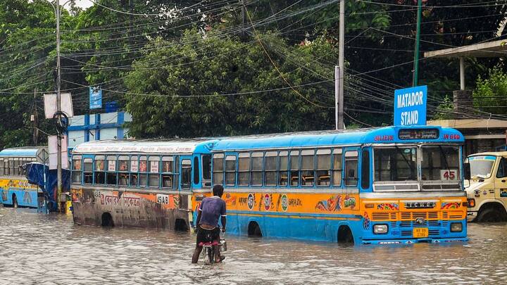 আজ দক্ষিণ ২৪ পরগনা, পুরুলিয়া, পশ্চিম বর্ধমান ও বীরভূম জেলায় ভারী বৃষ্টি হবে। উত্তর বঙ্গোপসাগর উত্তাল থাকবে। ঝোড়ো হাওয়া বইবে। পশ্চিমবঙ্গ ও ওড়িশা উপকূলের মৎস্যজীবীদের সমুদ্রে যাওয়ায় নিষেধাজ্ঞা জারি করা হয়েছে।