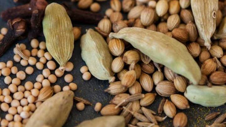 सुबह-सुबह खाली पेट इलायची खाना महिलाओं के लिए कई तरह से फायदेमंद होता है. खासतौर पर लिकोरिया की समस्या से राहत दिलाने में ये असरदार है. इसके नियमित खाने से शरीर को अंदर से एनर्जी मिलती है और कमजोरी भी दूर होती है.